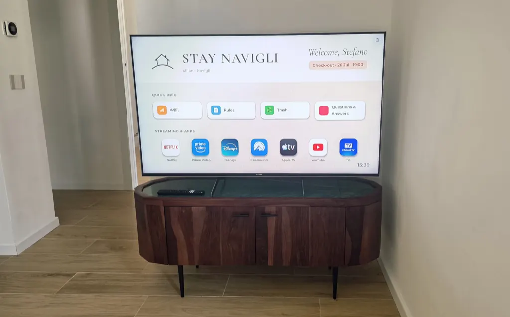 Smart TV in soggiorno con la schermata di benvenuto di Stay Navigli