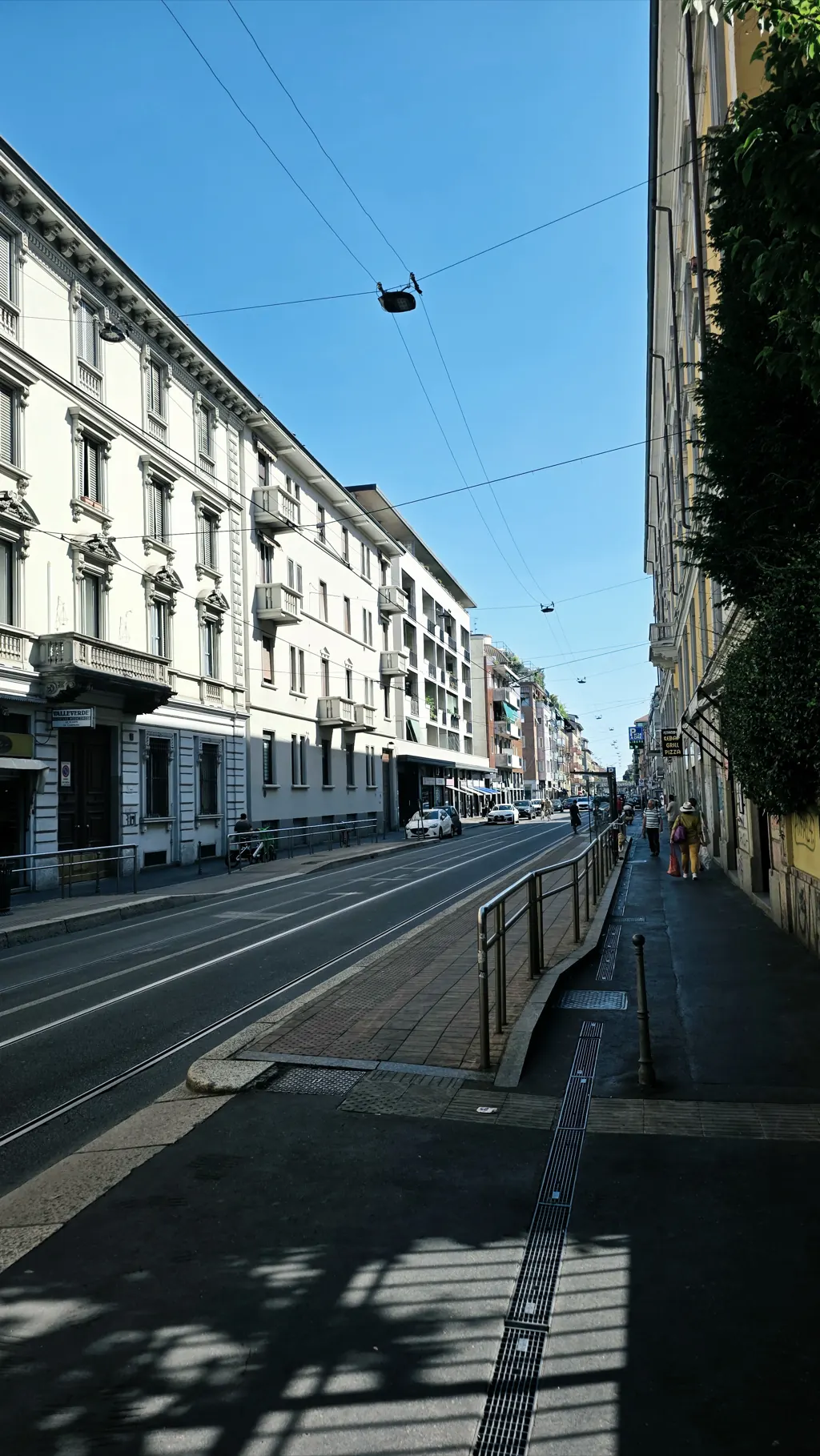 Via Giuseppe Meda a Milano, con i binari del tram davanti al palazzo di Stay Navigli